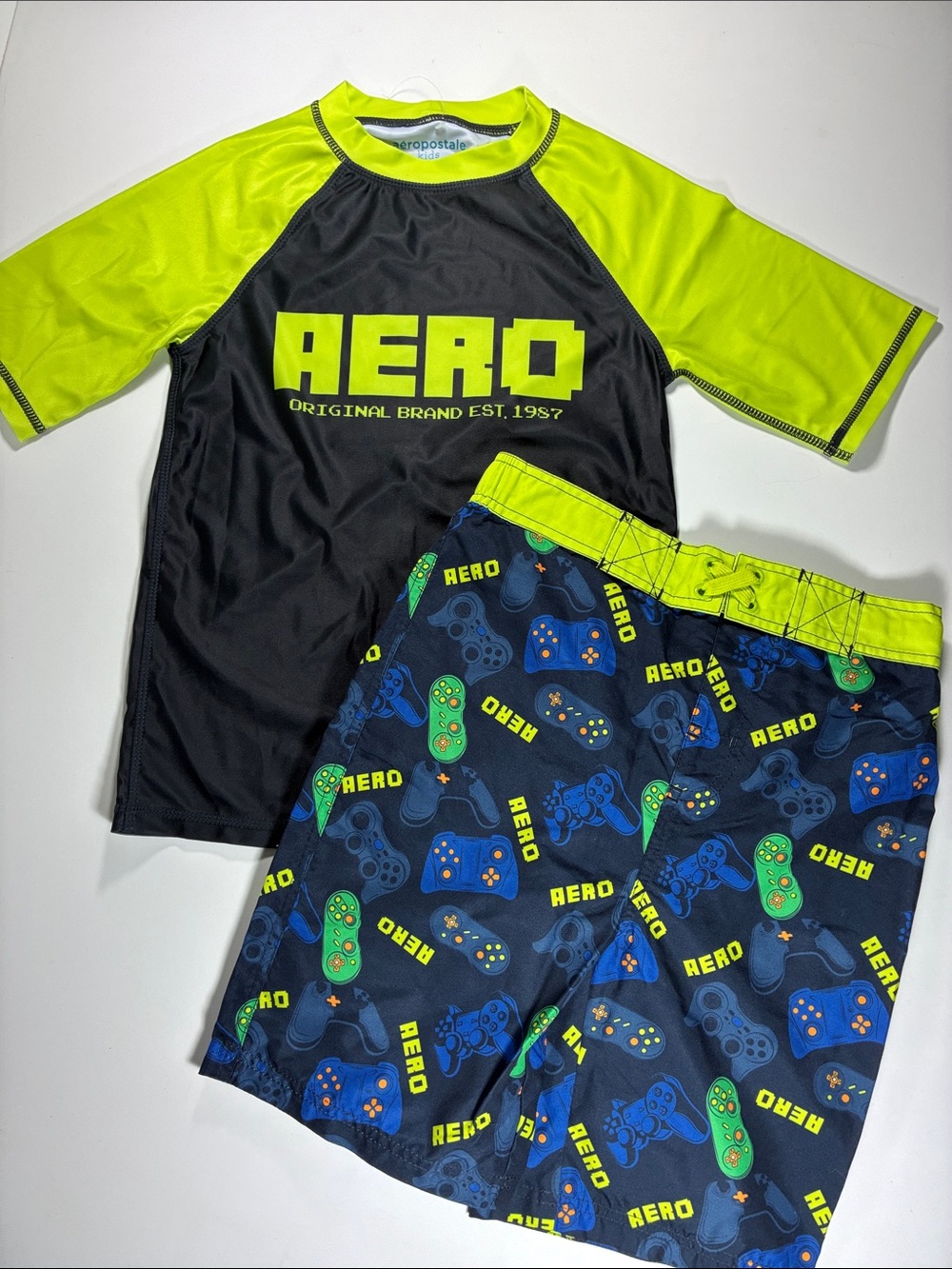 NWOT Aeropostale Neon Yellow & Black Boys' Rash Guard Set, size 10